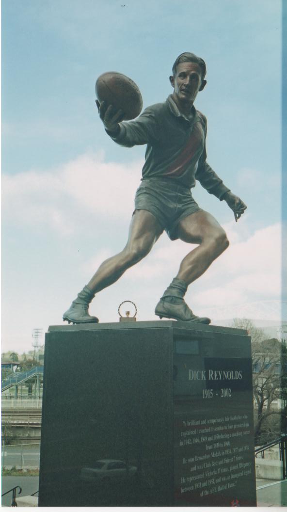 Dick Reynolds statue MCG