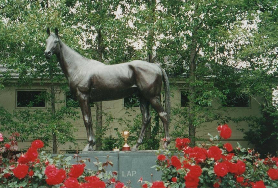 Phar Lap statue with Melbourne Cup